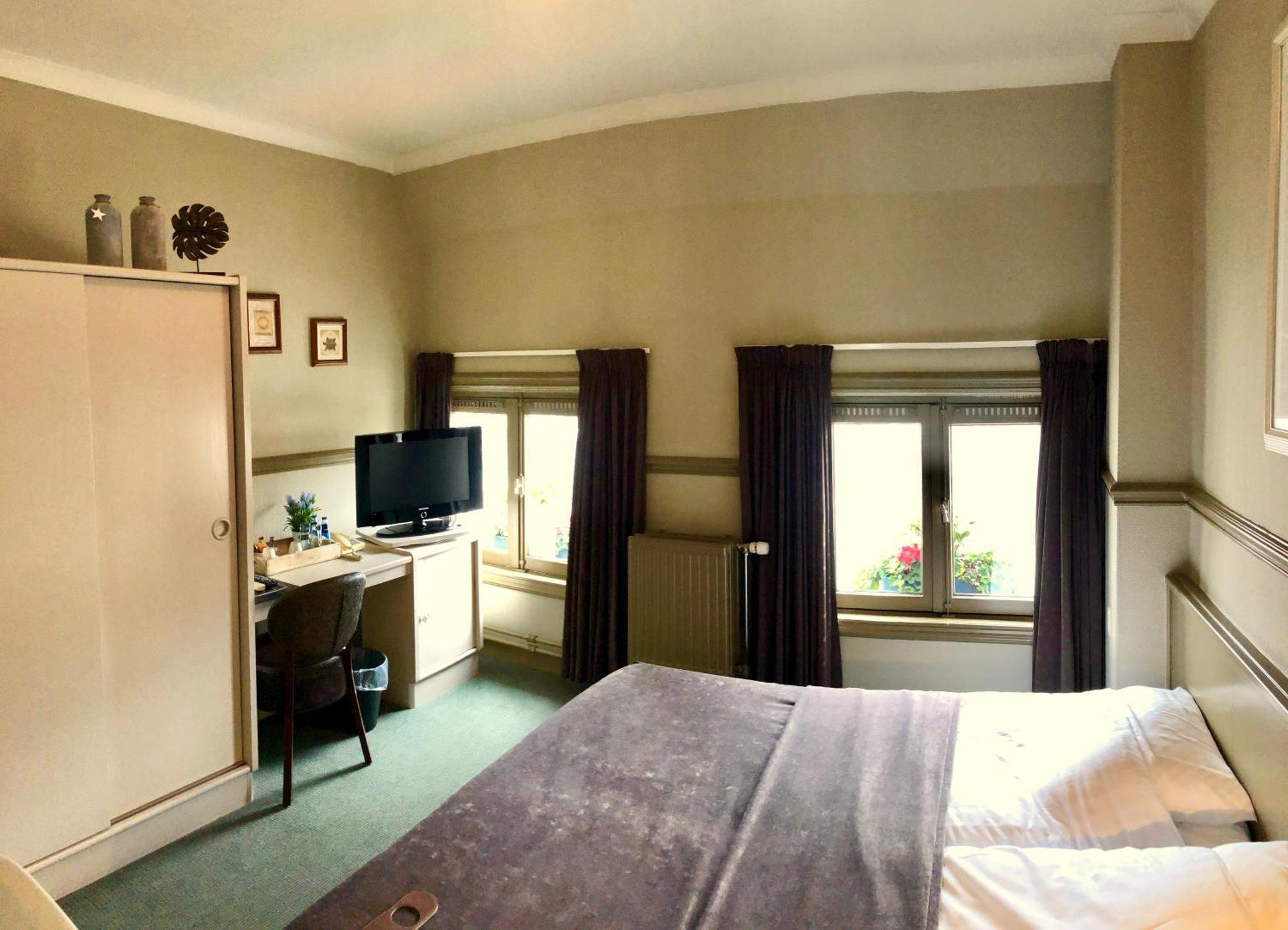 Grand Cafe Hotel De Bourgondier Bergen op Zoom Bagian luar foto