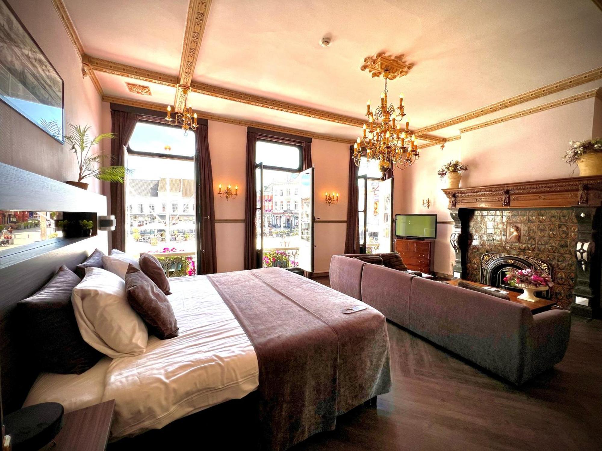 Grand Cafe Hotel De Bourgondier Bergen op Zoom Bagian luar foto