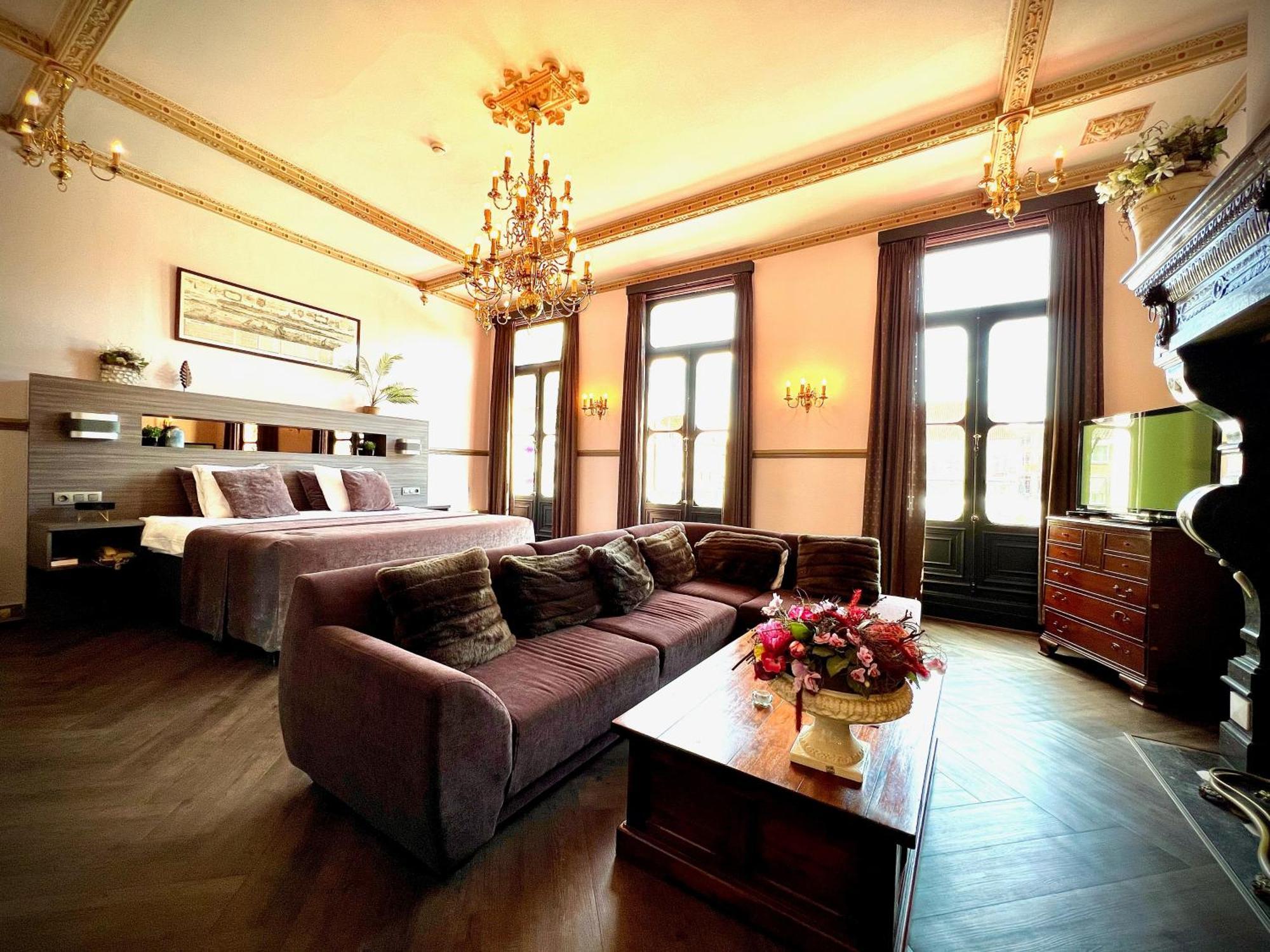 Grand Cafe Hotel De Bourgondier Bergen op Zoom Bagian luar foto
