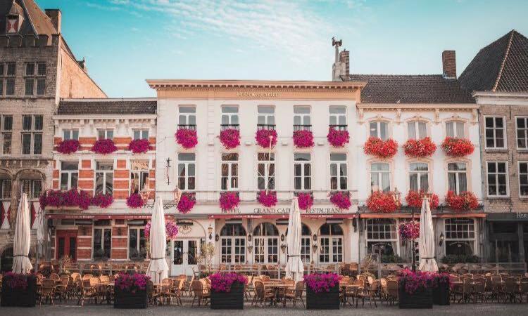 Grand Cafe Hotel De Bourgondier Bergen op Zoom Bagian luar foto
