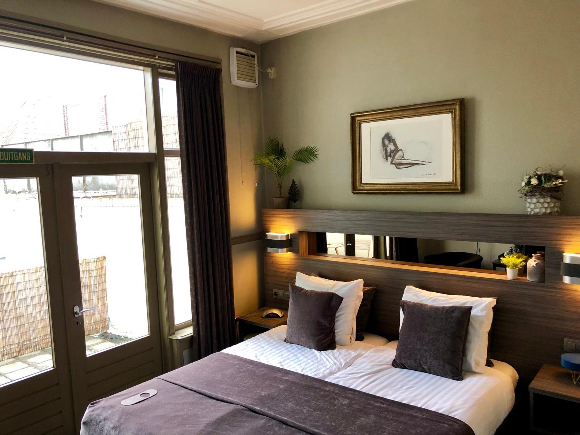 Grand Cafe Hotel De Bourgondier Bergen op Zoom Bagian luar foto