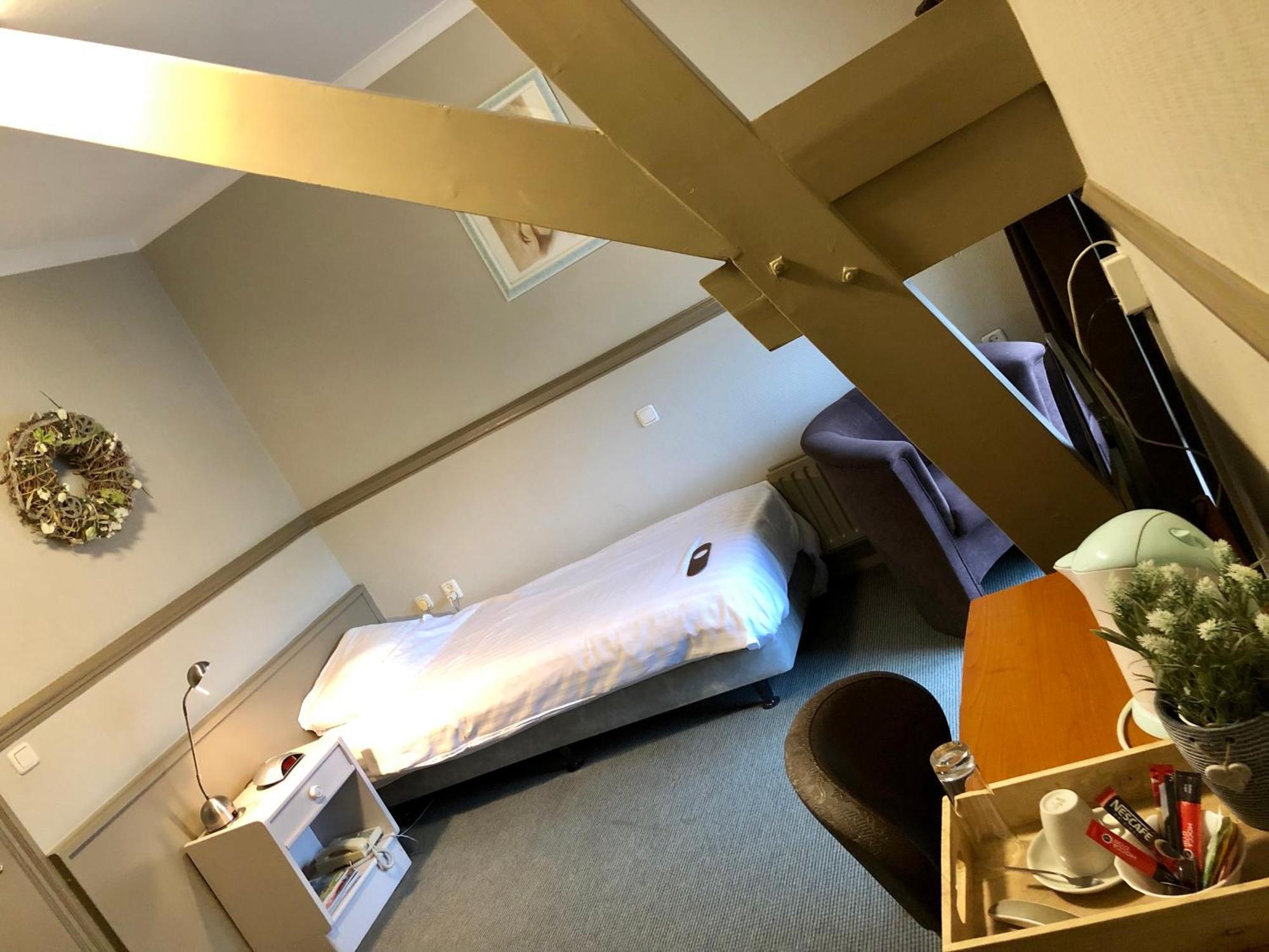 Grand Cafe Hotel De Bourgondier Bergen op Zoom Bagian luar foto