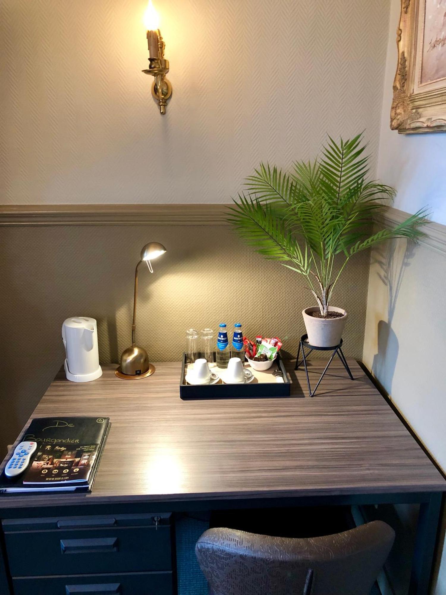 Grand Cafe Hotel De Bourgondier Bergen op Zoom Bagian luar foto