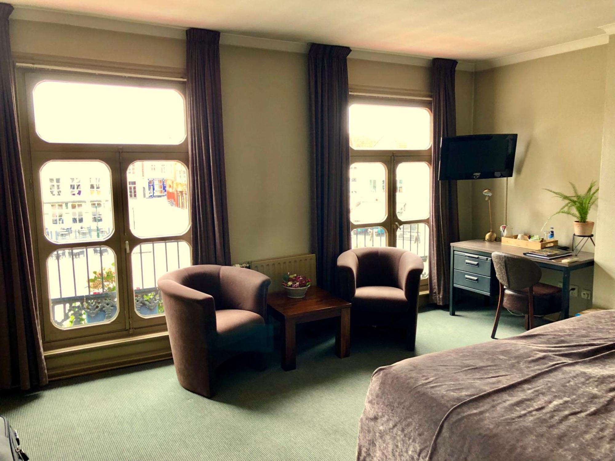 Grand Cafe Hotel De Bourgondier Bergen op Zoom Bagian luar foto
