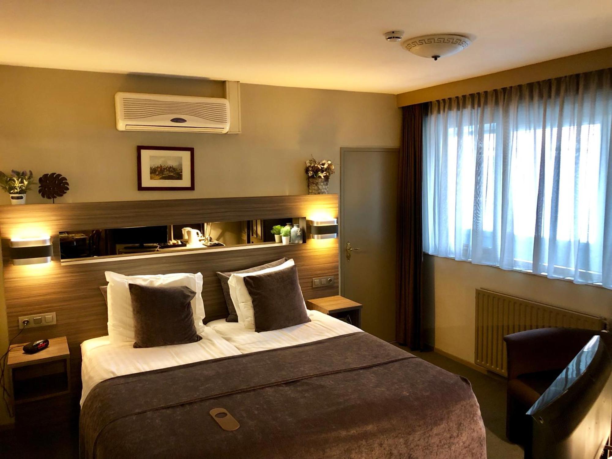 Grand Cafe Hotel De Bourgondier Bergen op Zoom Bagian luar foto