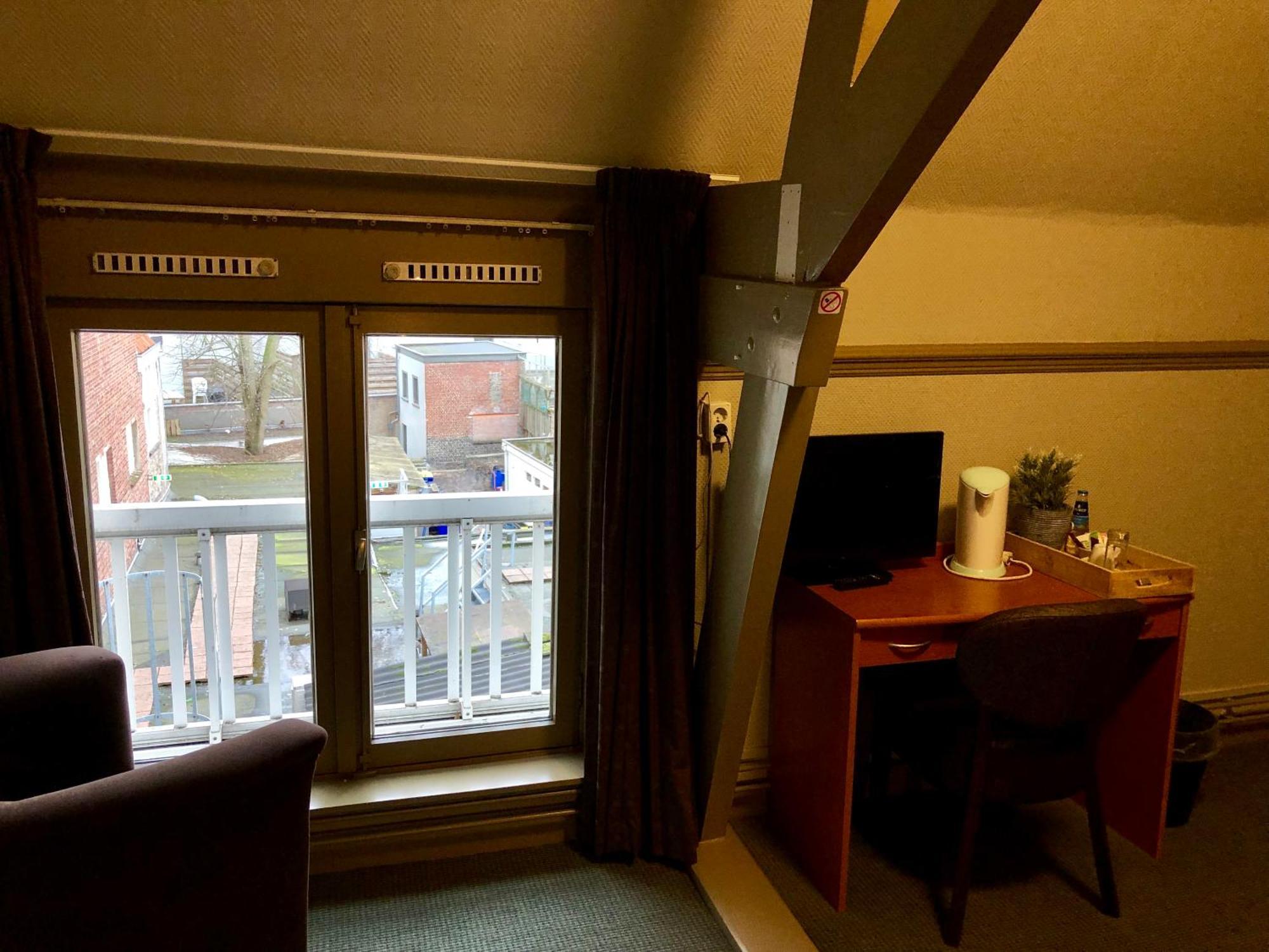 Grand Cafe Hotel De Bourgondier Bergen op Zoom Bagian luar foto