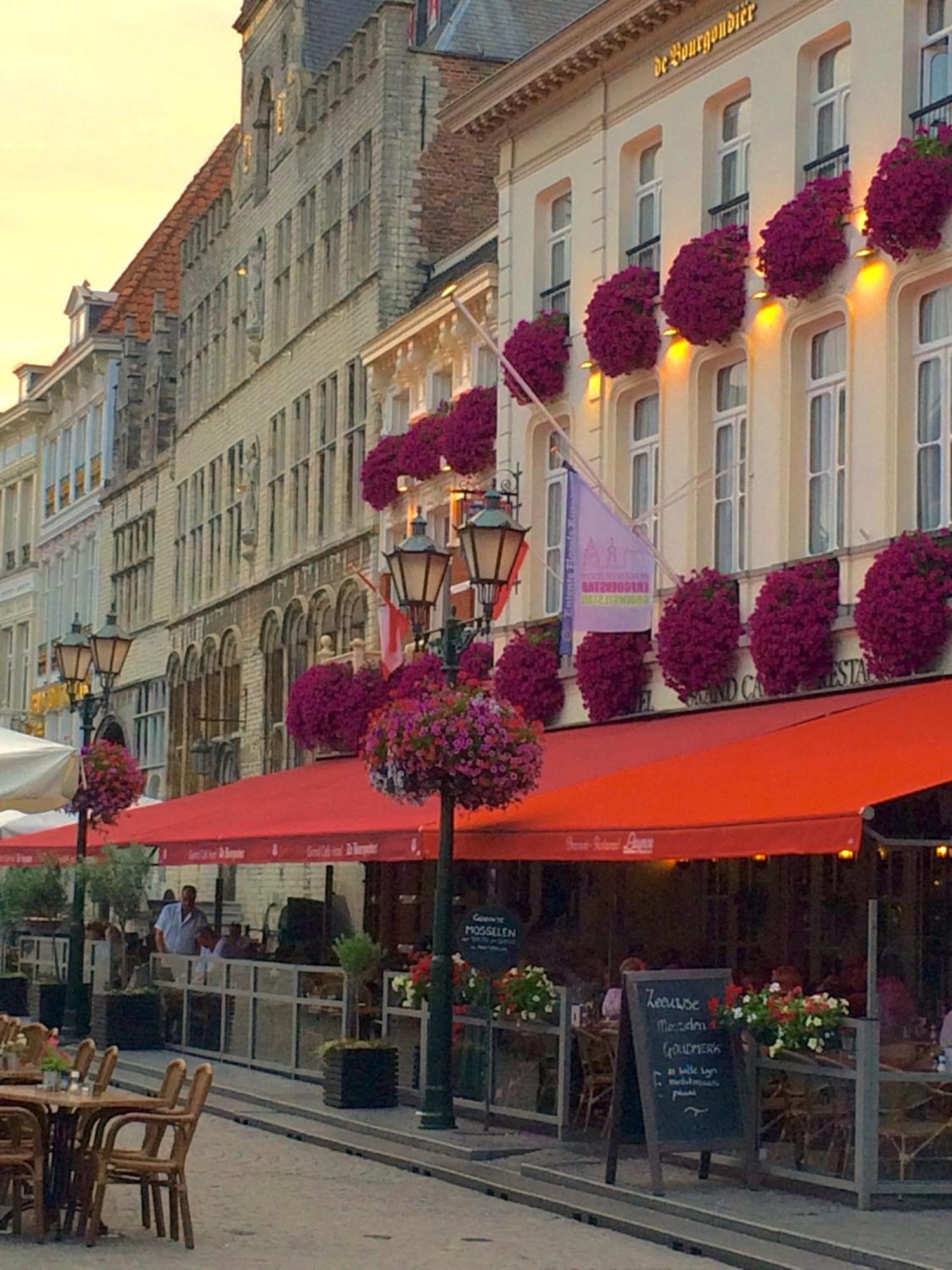 Grand Cafe Hotel De Bourgondier Bergen op Zoom Bagian luar foto