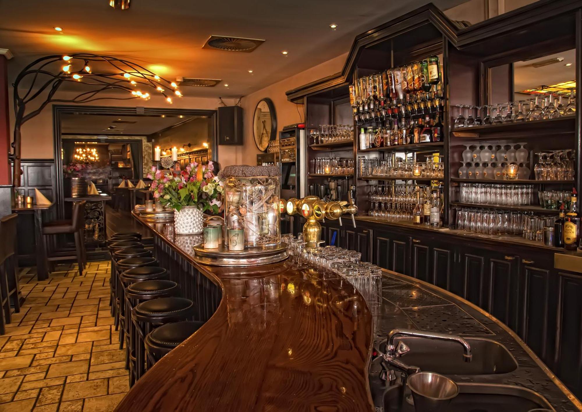 Grand Cafe Hotel De Bourgondier Bergen op Zoom Bagian luar foto